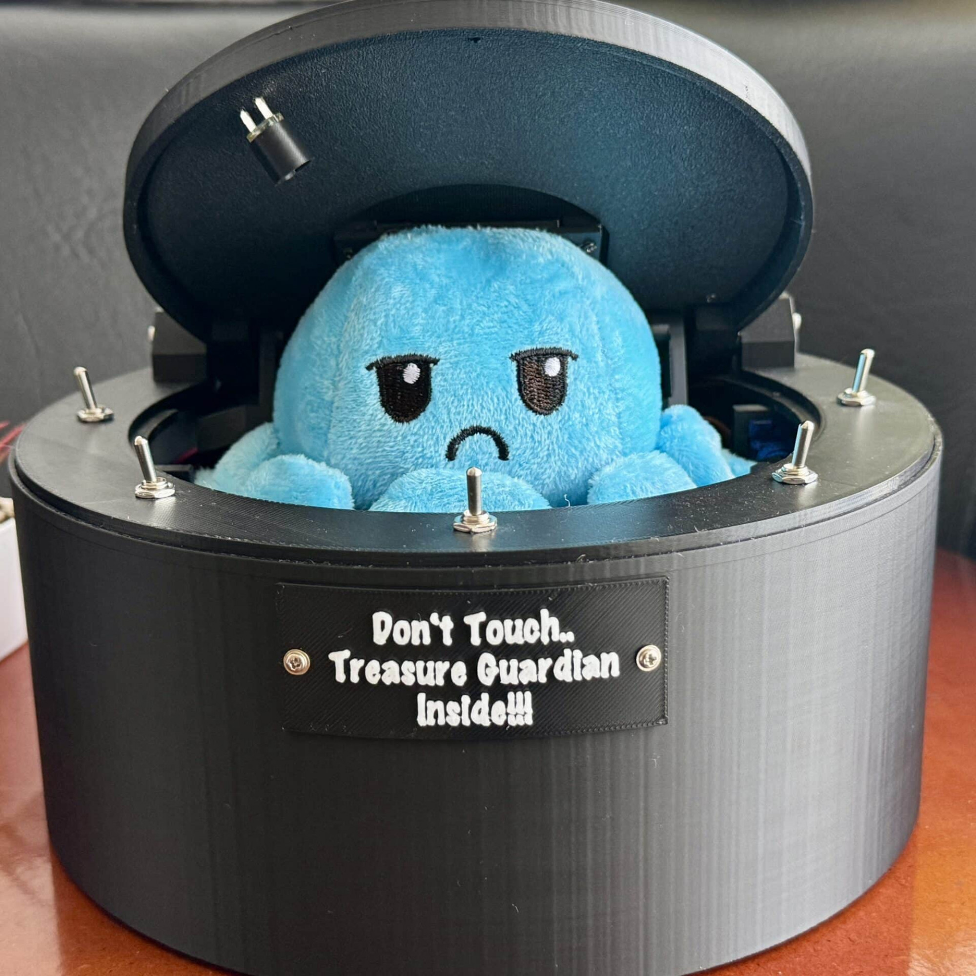 Дизайнерская ручная игрушка DON’T TOUCH!!! OCTOPUS TREASURE GUARDIAN INSIDE!!! BLACK EDITION